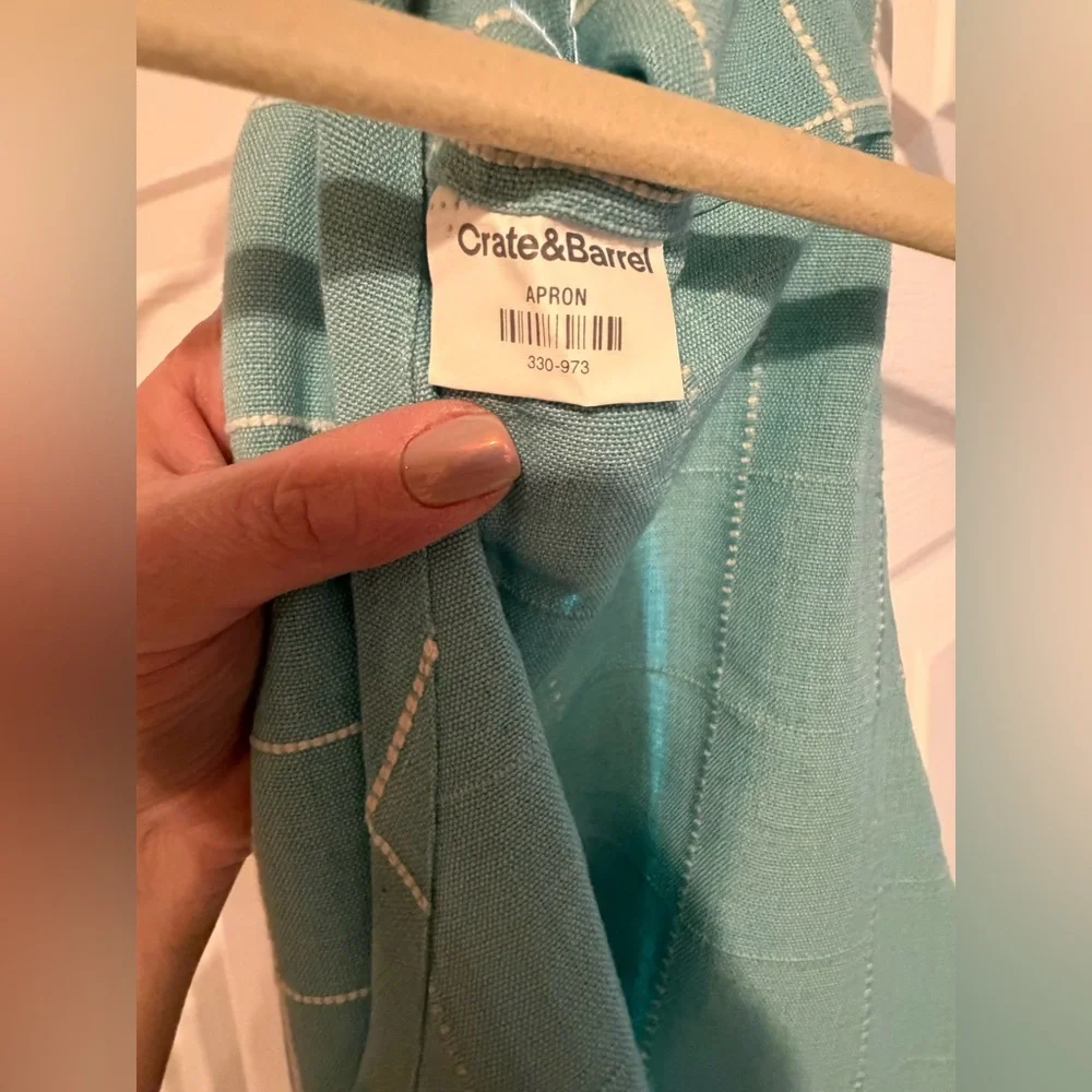 Crate & Barrel Apron, Like NWOT, Front Pockets